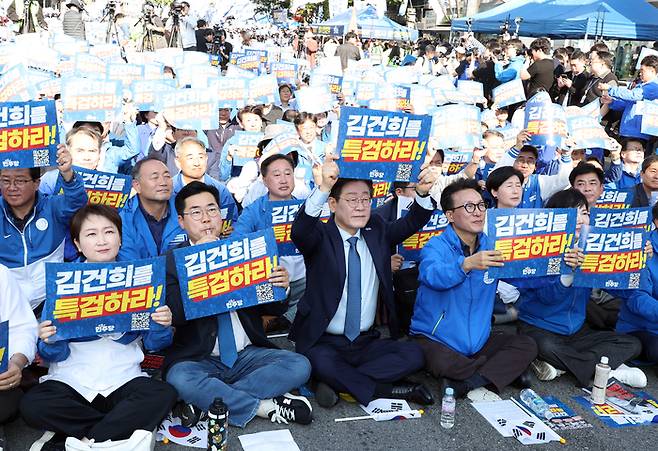 더불어민주당 이재명 대표(가운데), 박찬대 원내대표, 김민석 최고위원 등이 지난 2일 서울 중구 서울역 일대에서 민주당 주최로 열린 김건희 윤석열 국정농단 규탄·특검 촉구 국민행동의날에 참가해 손팻말을 들어보이고 있다. [사진 출처 = 연합뉴스]