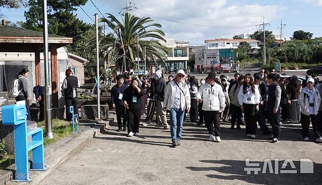 [제주=뉴시스] 임재영 기자 = 김일환 제주대총장(가운데 흰 모자)은 8일 열린 '제주올레길과 자아성찰' 교과목 올레길 걷기에서 수업을 받은 학생들이 나중에 멘토가 되어 음지에 있는 친구를 양지로 이끌어주는 역할을 해주길 소망했다. 2024.11.08. ijy788@newsis.com