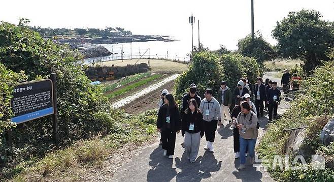 [제주=뉴시스] 임재영 기자 = 제주대 '제주대 올레길과 자아성찰' 수강 학생들은 8일 학내외 인사로 구성된 멘토단과 걸으며 진로, 학업 설계에 대한 조언을 받았다. 제주의 자연, 문화, 역사 속에서 학생 스스로 성찰의 시간도 가졌다. 2024.11.08. ijy788@newsis.com