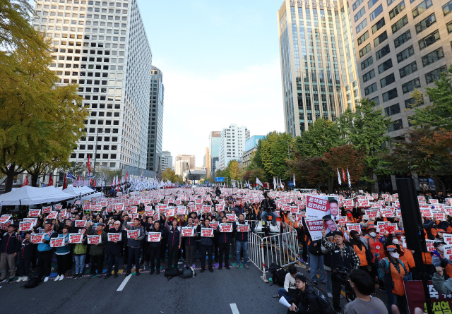 ▲9일 오후 서울 숭례문 일대에서 열린 민주노총 전태일열사 정신계승 2024 전국노동자대회·1차 퇴진 총궐기에서 민주노총 조합원들이 구호를 외치고 있다. ⓒ연합뉴스