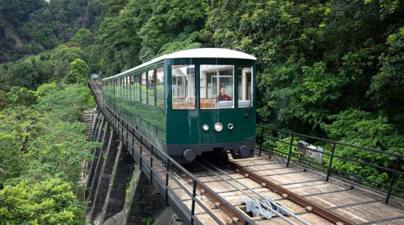 1888년 ‘피크 트램’(Peak Tram)이 완성되었다. 피크 트램 덕분이 빅토리아 피크를 찾는 사람들은 더욱 많아지게 되었고 빅토리아 피크는 오늘날 연간 약 700만명이 찾는 명실상부한 홍콩의 랜드마크로 자리잡을 수 있었다. 사진 : Hongkong tourism board.