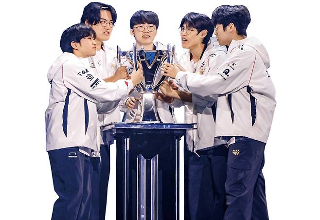 11월3일 영국 런던 O2 아레나에서 열린 2024 롤드컵 결승전에서 T1 선수들이 우승한 뒤 트로피를 들어 올리고 있다. 가운데가 우승의 주역 페이커 ⓒ연합뉴스