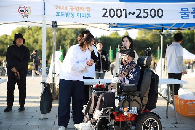 ▲ 블루런 참가자들은 자원봉사자인 '위아런 민트스퍼트 러닝크루'를 만날 수 있다. 어려운 상황이 생기면 이들에게 도움을 요청하면 된다. ⓒ위아런 민트스퍼트 러닝크루 제공