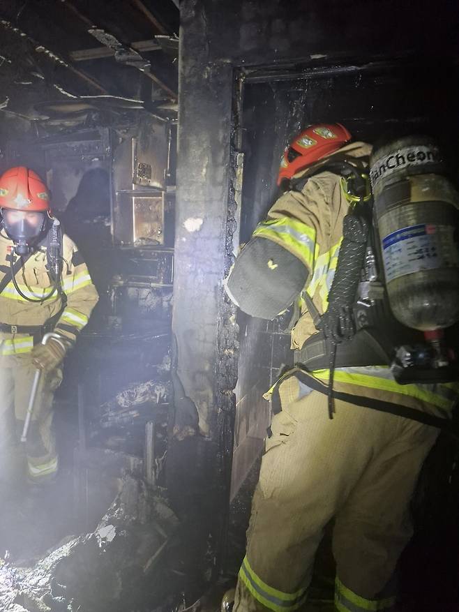 화재 현장에서 인명 검색하는 안유진 소방위 [본인 제공. 재판매 및 DB 금지]