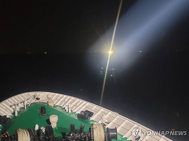 금성호 실종자 야간 수색하는 제주해경 (제주=연합뉴스) 제주 해역에서 침몰한 135금성호의 실종 신원을 찾기 위한 해경 수색이 8일 밤 사고 해상 인근에서 진행되고 있다. 2024.11.8 [제주지방해양경찰청 제공. 재판매 및 DB 금지] koss@yna.co.kr