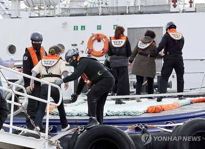 금성호 사고 해역 향하는 실종자 가족들 (제주=연합뉴스) 전지혜 기자 = 금성호 침몰사고 실종자 가족들이 9일 오후 사고 해역으로 가기 위해 해경 경비함정에 올라타고 있다. 2024.11.9 atoz@yna.co.kr