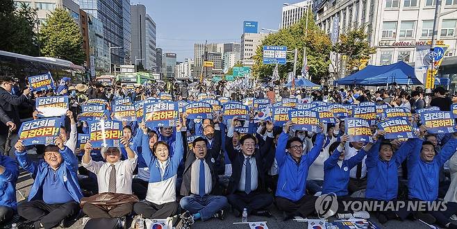 김건희 특검 촉구하는 민주당 (서울=연합뉴스) 황광모 기자 = 더불어민주당 이재명 대표와 박찬대 원내대표를 비롯한 의원들이 지난 2일 서울 중구 서울역 일대에서 더불어민주당 주최로 열린 김건희 윤석열 국정농단 규탄·특검 촉구 국민행동의 날에서 구호를 외치고 있다. 2024.11.2 hkmpooh@yna.co.kr