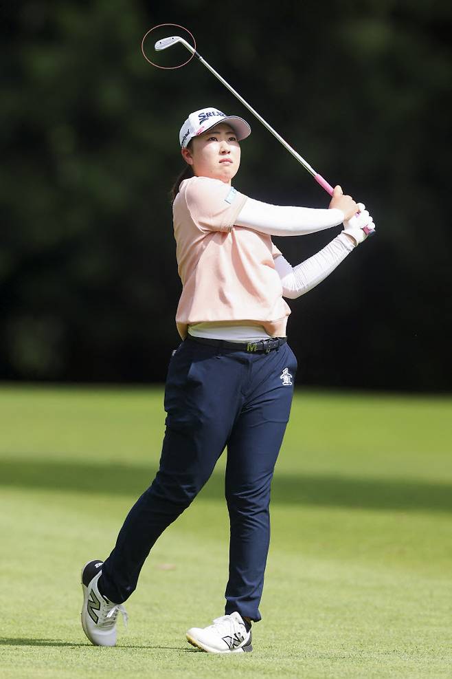 웨지 샷하는 다케다. 웨지 헤드에 구멍 2개가 있는 걸 볼 수 있다.(사진=AFPBBNews)