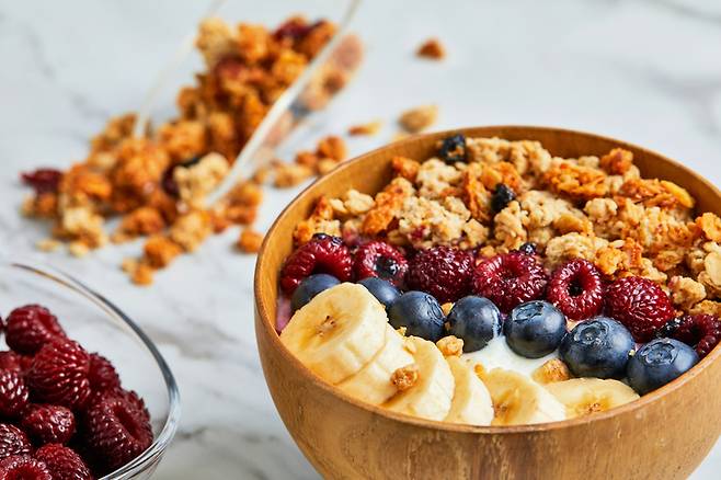 포만감이 오래 지속되고, 혈당지수가 낮은 오트밀은 다이어트 음식으로 주목받고 있다.  [사진=게티이미지뱅크]