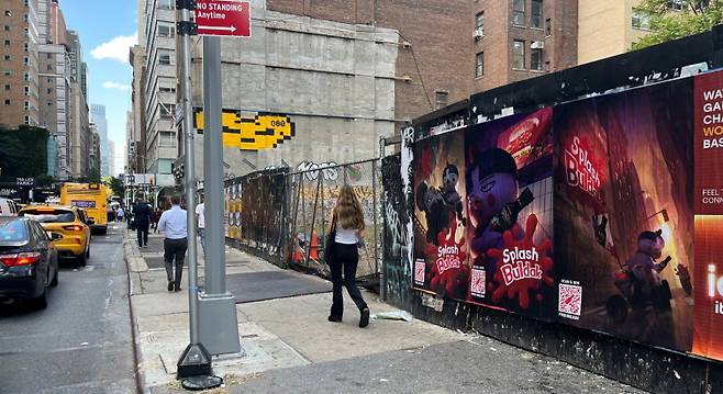 '스플래시 불닭' 티저 포스터가 붙어있는 뉴욕 전경(삼양라운드스퀘어 제공)