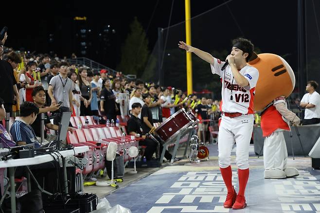 3시즌째 홈, 원정 전경기를 응원하고 있는 KIA 타이거즈 응원단장 서한국씨. (KIA 제공)