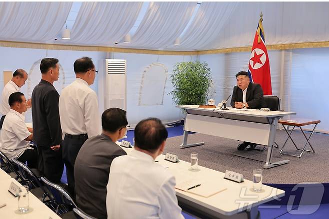 (평양 노동신문=뉴스1) = 북한 노동당 기관지 노동신문은 2일 "김정은 동지께서 지난 8월 31일 지방발전사업협의회를 소집하시고 지도했다＂라면서 ＂시·군병원들과 과학기술보급거점, 야곡관리시설을 건설하는데서 견지하여야 할 제반 원칙들을 밝혔다＂라고 보도했다.[국내에서만 사용가능. 재배포 금지. DB 금지. For Use Only in the Republic of Korea. Redistribution Prohibited] rodongphoto@news1.kr