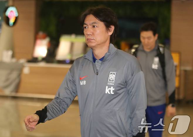 홍명보 대한민국 축구대표팀 감독이10일 인천국제공항 제1터미널을 통해 쿠웨이트로 출국하고 있다. 2024.11.10/뉴스1 ⓒ News1 임세영 기자