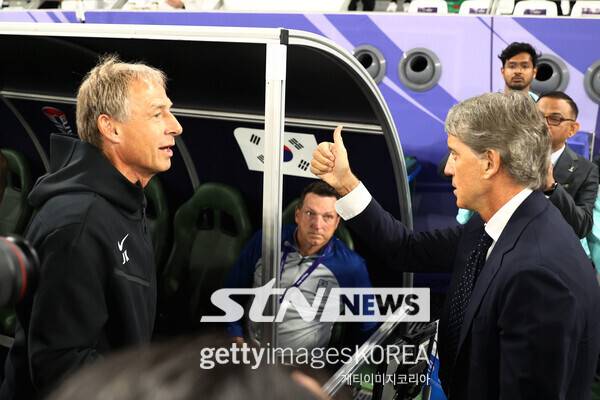 대한민국 사령탑 시절 위르겐 클린스만과 사우디아라비아 대표팀의 로베르토 만치니 감독. 사진┃게티이미지코리아
