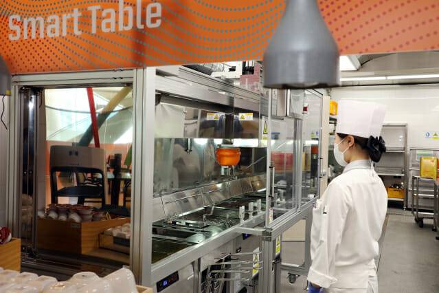 하이원 '스마트테이블' 조리로봇 (사진=강원랜드)