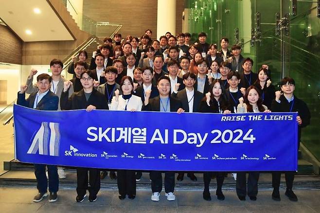 SK이노베이션 계열 경영진과 ‘2024 스카이데이’ 참석자들이 함께 기념 촬영을 하고 있다. SK이노베이션 제공