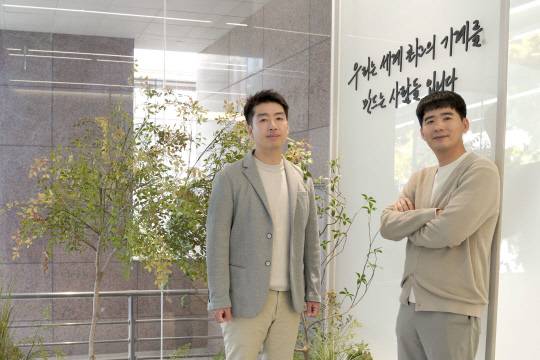 지창수(왼쪽) 인바디 R&D 2파트장과 오세창 R&D 1파트장이 서울 강남구 인바디 본사 1층에 적힌 '우리는 세계 최고의 기계를 만드는 사람입니다' 문구 앞에서 포즈를 취하고 있다. 인바디 제공.