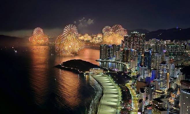 늦가을 주말인 지난 9일 밤 부산 앞바다를 화려하게 수놓은 '제19회 부산불꽃축제'에 100만명이 넘는 관람객들이 매료됐다. 해운대에서 바라본 불꽃축제 장면. 독자 제공