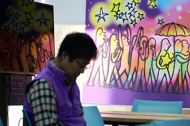 10일 오후 서울 종로구 적선현대빌딩에 마련된 10.29 이태원 참사 기억·소통공간 ‘별들의 집’에서 개소식이 열리고 있다. 개소식에 참석한 유가족이 자리에 앉아 있다. 정용일 선임기자