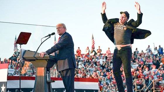 지난달 미국 펜실베이니아의 도널드 트럼프 공화당 대통령후보 유세 중 일론 머스크 테슬라 최고경영자가 뒤에서 춤을 추고 있다. AFP=연합뉴스