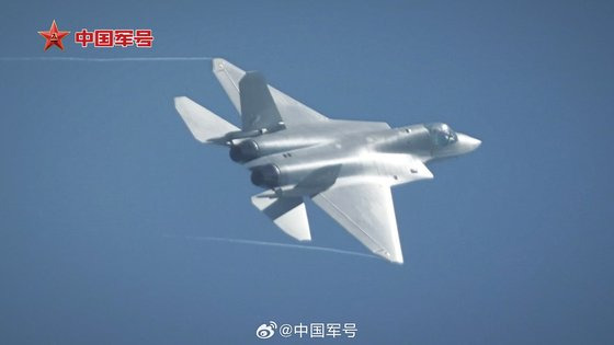 중국 주하이 에어쇼에서 시험비행 중인 중국 인민해방군 공군의 스텔스 전투기 J-35A. 中國軍號