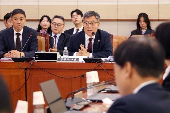 김석우 법무부 차관이 지난 7일 오전 국회 법제사법위원회 예산결산기금심사소위원회에서 위원 질의에 답하고 있다. 연합뉴스