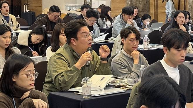 질문하고 있는 오동욱 경향신문 기자. /한국기자협회