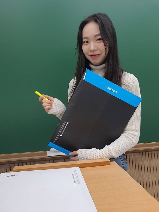 김영현 사원이 온라인 전용 프리미엄 교육 콘텐츠 '강대모의고사X'를 들어보이고 있다. 윤현주 기자