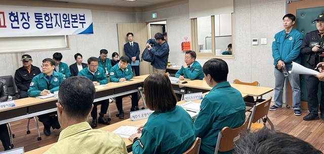 8일 오후 제주 한림항 선원복지회관에 마련된 금성호 침몰 현장상황실에서 오영훈 제주지사가 상황 보고를 받고 있다. 문정임 기자