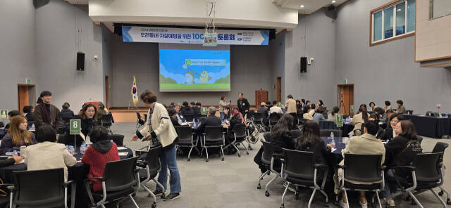 안산시와 안산시자살예방센터가 지속적으로 늘어나는 자살률을 낮추기 위한 방안의 일환으로 ‘우리동네 자살예방을 위한 토론회’를 안산문화예술의 전당에서 개최했다. 안산시와 자살예방센터 제공