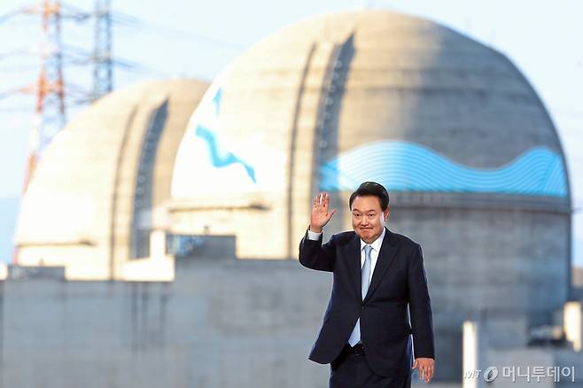 [울진=뉴시스] 최진석 기자 = 윤석열 대통령이 30일 경북 울진군 한국수력원자력 한울원자력본부에서 열린 '신한울 원전 1·2호기 종합준공 및 3·4호기 착공식'에서 인사하고 있다. (사진=대통령실 제공) 2024.10.30. photo@newsis.com *재판매 및 DB 금지 /사진=최진석