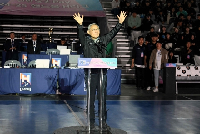 유인촌 장관이 개막식에서 팬들에게 손을 흔들어 환영의 뜻을 전하고 있다. /한국핸드볼연맹 제공