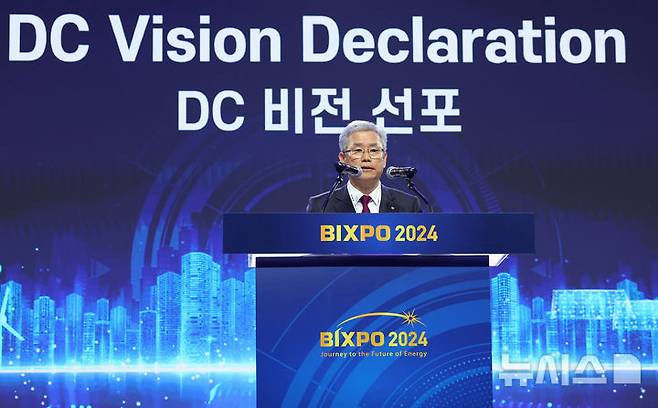 [광주=뉴시스] 김동철 한국전력 사장이 6일 광주 김대중 컨벤션센터에서 진행된 BIXPO2024 개막식에서 'DC 비전'을 선포하고 있다. 2024.11.06 photo@newsis.com