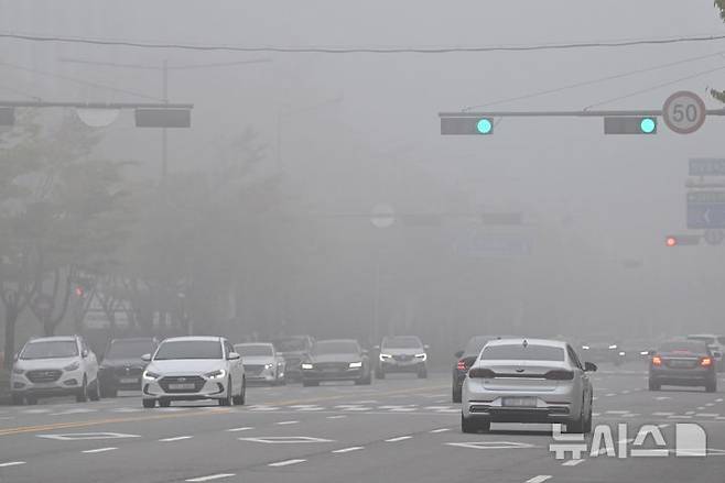 [광주=뉴시스] 이영주 기자 = 절기상 한로인 지난 10월8일 오전 광주 서구 치평동 도로에 안개가 짙게 드리워있다. 2024.10.08. leeyj2578@newsis.com