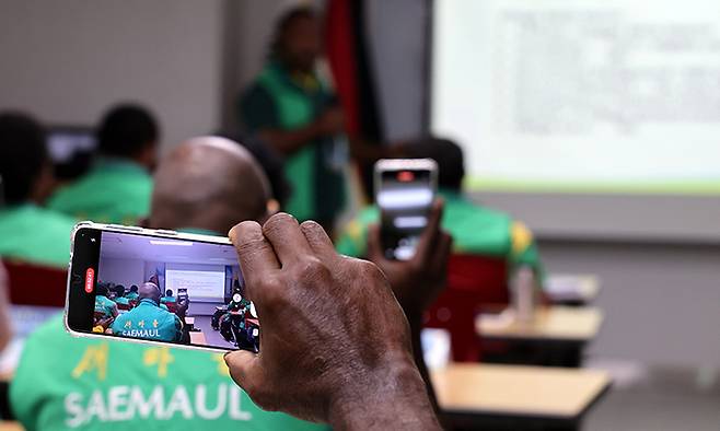 한국에서 9박10일간의 새마을운동 연수를 마친 참가자들이 분당 새마을운동중앙연수원에서 열린 수료식에서 본인의 마을에 돌아가서 실시할 새마을운동 계획을 발표하고 있다.