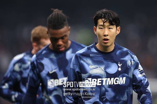 ▲&nbsp;영국 매체 '투더레인앤드백'은 9일(이하 한국시간) "전 토트넘 골키퍼이자 잉글랜드 대표팀에서 활약했던 폴 로빈슨이 토트넘과 손흥민이 연장 계약을 맺을 것이라 주장했다"고 밝혔다.&nbsp;로빈슨은 영국 매체 '토트넘 홋스퍼 뉴스'와 독점 인터뷰에서 "손흥민 재계약 관련 아무 소식이 없다는 건, 손흥민의 1년 연장 옵션은 이미 주어진 것이고 계약 기간이 더 길어질 수 있기에 그런 것이다. 2년이나 3년 재계약이 된다고 해도 놀랍지 않다. 손흥민이 토트넘에서 갖는 위상, 팬들과 관계를 따져봐라. 그가 원하는 만큼 토트넘에 오래 머물 수 있다고 생각된다"고 말했다.