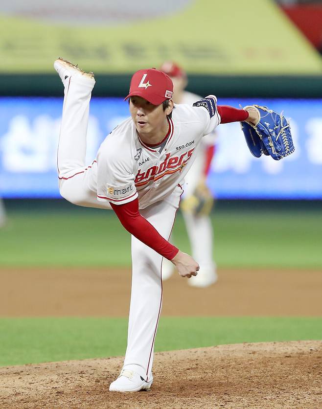 ▲ 올해 불펜에서 뛰었던 문승원은 내년에는 선발로 돌아가 로테이션 안정에 힘을 보탤 전망이다. ⓒSSG랜더스