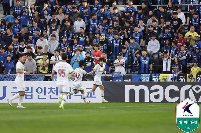 ▲ 10일 오후 인천축구전용경기장에서 하나은행 K리그1 2024 37라운드가 열렸다. 인천 유나이티드가 지면 다이렉트 강등이 확정될 수도 있던 상황. 인천은 끝내 위기를 탈출하지 못했다. 대전하나시티즌에 1-2로 지면서 창단 처음 2부리그로 내려간다. 대전은 잔류를 확정했다.  ⓒ 한국프로축구연맹