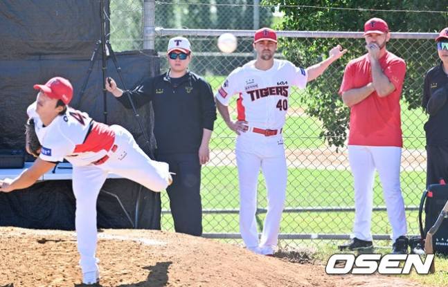윌 크로우(맨 오른쪽서 두 번째)와 제임스 네일이 지난 2월 호주 스프링캠프에서 이의리(맨 왼쪽)의 불펜 피칭을 지켜보고 있다.
