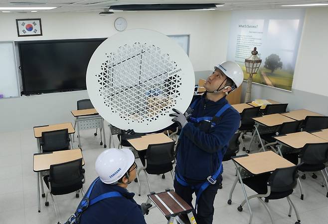 삼성전자서비스 엔지니어들이 수능 시험장에 설치된 삼성전자 시스템에어컨을 사전점검하는 모습.[삼성전자서비스 제공. 재판매 및 DB 금지]