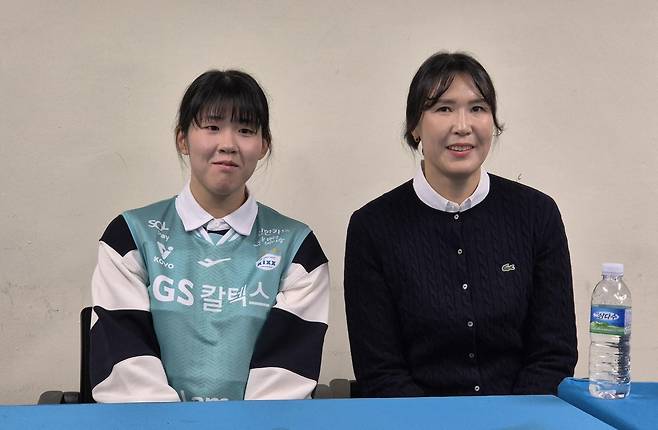 은퇴한 정대영(오른쪽)과 딸 김보민 양 (서울=연합뉴스) 김경윤 기자 = 프로배구 레전드 정대영(오른쪽)이 10일 서울 장충체육관에서 열린 2024-2025 프로배구 여자부 V리그 GS칼텍스-한국도로공사전을 앞두고 은퇴식 행사를 마친 뒤 딸 김보민 양과 기자회견을 하고 있다. 김보민 양은 제천여중 배구부에서 공격수로 활약 중이다. 2024.11.10. cycle@yna.co.kr