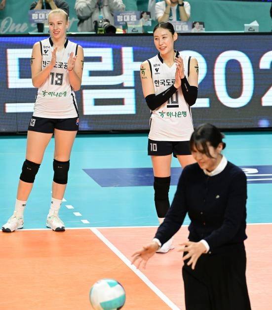 후배들의 박수 받으며 프로배구 레전드 정대영(앞)이 10일 서울 장충체육관에서 열린 2024-2025 프로배구 여자부 V리그 GS칼텍스-한국도로공사전을 앞두고 은퇴식 행사를 마친 뒤 딸 김보민 양에게 서브 시구를 넣기 위해 준비하고 있다. [한국배구연맹 제공. 재배포 및 DB 금지]