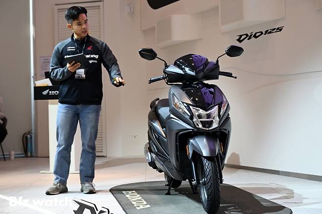 혼다코리아가 11일 경기 성남에 위치한 혼다 브랜드 체험공간인 카페 더 고에서 모터사이클 '디오 125'를 출시하고 있다./사진=이명근 기자 qwe123@