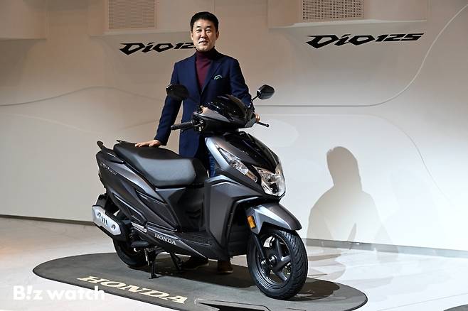 혼다코리아 이지홍 대표가 11일 경기 성남에 위치한 혼다 브랜드 체험공간인 카페 더 고에서 모터사이클 '디오 125'와 기념촬영을 하고 있다./사진=이명근 기자 qwe123@
