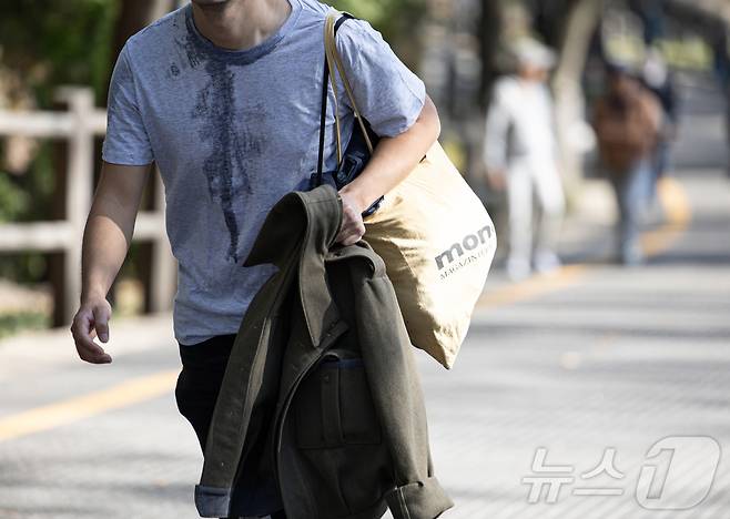 기온이 평년 수준으로 회복한 지난 8일 오후 서울 용산구 N서울타워를 찾은 외국인 관광객들이 얇아진 옷 차림으로 산책을 하고 있다. 2024.11.8/뉴스1 ⓒ News1 이재명 기자