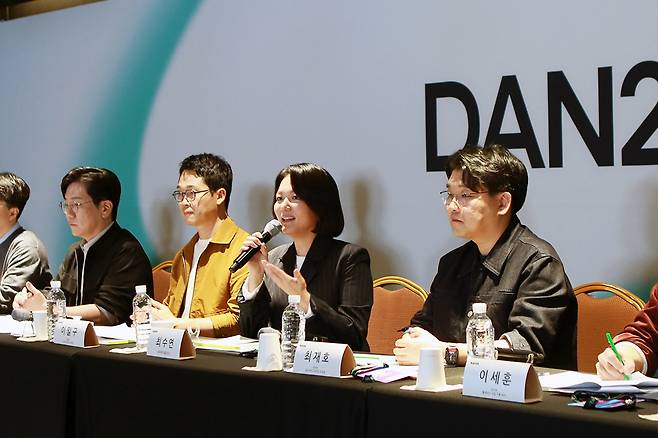 팀네이버 컨퍼런스 DAN24 질의응답 세션에서 최수연 네이버 대표가 질문에 답하고 있다. (네이버 제공)