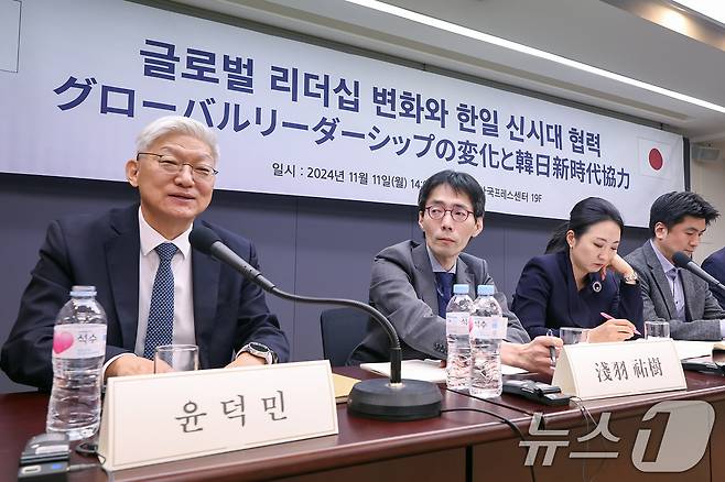 윤덕민 전 주일한국대사가 11일 오후 서울 중구 프레스센터에서 열린 '글로벌 리더십 변화와 한일 신시대 협력' 세미나에서 발언을 하고 있다. 2024.11.11/뉴스1 ⓒ News1 민경석 기자