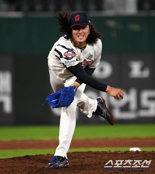 29일 부산 사직구장에서 열린 롯데 자이언츠와 한화 이글스의 경기. 롯데 마무리 김원중이 역투하고 있다. 부산=박재만 기자 pjm@sportschosun.com/2024.08.29/