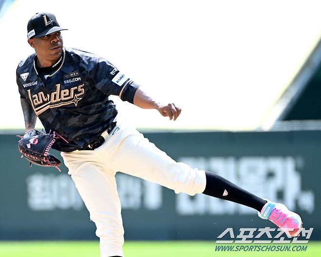 15일 인천SSG랜더스필드에서 열린 삼성과 SSG의 경기, SSG 선발투수 엘리아스가 역투하고 있다. 인천=허상욱 기자 wook@sportschosun.com/2024.09.15/