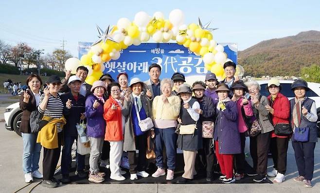 광주시가 지난 9일 청석공원에서 시민 200여 명이 참여한 가운데 ‘햇살 아래, 3代 공감’ 캠페인 및 정신건강 홍보 부스를 운영하고 있다. 경기 광주시 제공